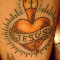 Jesus im Herzen farbiges Tattoo