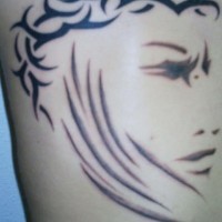 Tatuaje retrato minimalistico de una chica en la corona de espias