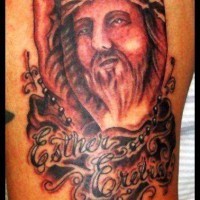 Tatuaje de las manos rezando con el retrato de Jesús en la piel