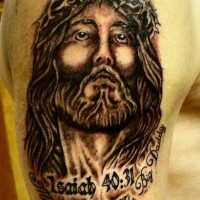 Tatuaje de Jesús en la corona de espia y un salmo