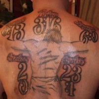 Tatuaje de Jesús crucificado, la vista desde la espalda y uns fechas