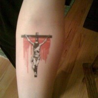 Tatuaje realistico de Jesús crucificado