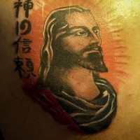 Tatuaje de Jesús irradiando la luz y unos jeroglíficos chinos