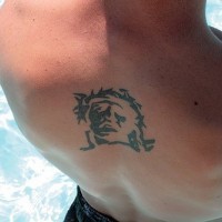 Christliches Tattoo am Rücken