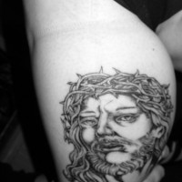 Tatuaje negro retato e Jesús en la corona de espias