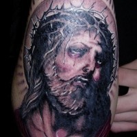 Tatuaje de Jesús torturado llevando la corona de espias