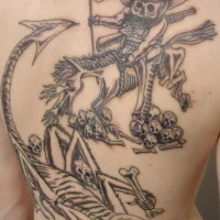 Jose Posada Skelette Tätowierung am Rücken