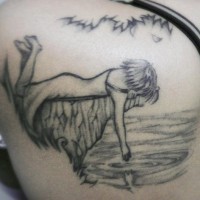 Tatuaje de chica tumbada en orilla de rio