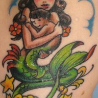 Tatuaje a color de sirena  y su niño