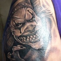 tatuaje de payaso asesino con dientes afilados