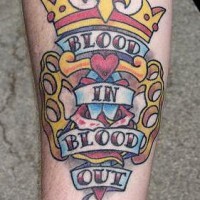 Le tatouage de poignard coloré avec une phrase Blood in blood out