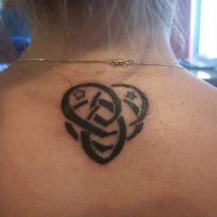 Tatuaje de tracería bajo el cuello