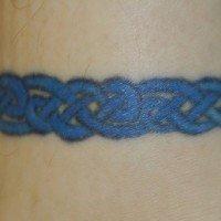 Tatuaje brazalete de nudos célticos color azul