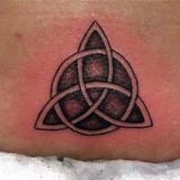 Tatuaje negro de trifolium