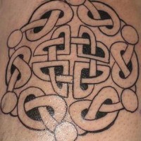 Tatuaje negro de tracerías cellicas