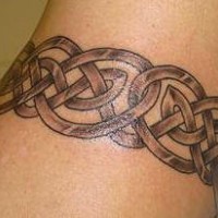 Tatuaje brazalete de nudos célticos