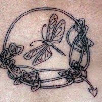 Tatuaje de nudo con libélula dentro