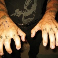 Mots haїr-haїr tatouage inscription noire sur les phalanges