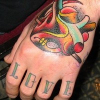 L'amour mot tatouage sur les phalanges avec en cœur coloré