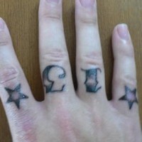 Tatuaje en los nudillos, 13, estrellas