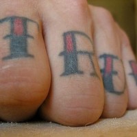 Tatuaje en los nudillos, verdad, inscripción de dos colores