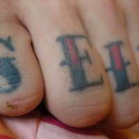 Vendre tatouage inscription sur les phalanges en noir et rouge
