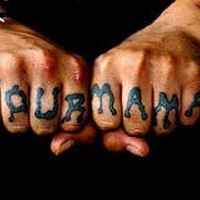 Tatuaggio a lettere blu grande sulle dita