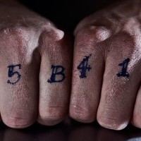 Tatuaggio sulle dita le cifre significative
