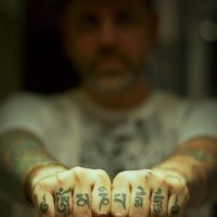 Tatuaje en los nudillos, jeroglíficos grandes