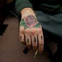Aller tatouage inscription sur les phalanges avec une belle rose colorée