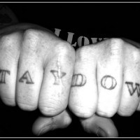 Tatuaje en los nudillos, quédate abajo, letra simple