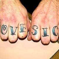 La maladie de l'amour tatouage sur les phalanges en bleu