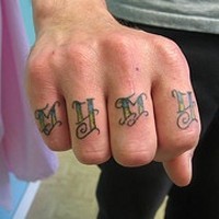 Knuckle tattoo, mumu, green, curled letters