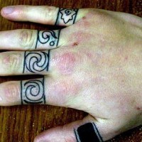 Tattoo mit verschiedenen stilisierten Ringen an Fingerknöcheln