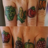 Tattoo von farbigen geschmacksvollen Gemüsen und Obst  an Fingerknöcheln