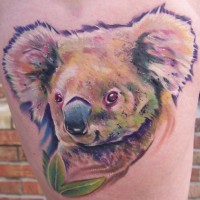 Koalabär mit Eukalyptus Blatt Tattoo