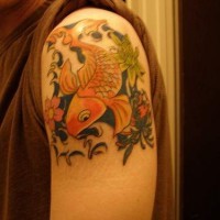Tatuaje en brazo de carpa koi color naranja en algas