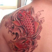 Tatuaje en hombro de carpa koi en olas