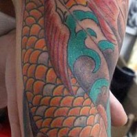 Tatuaje de carpa koi color amarillo