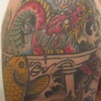Tatuaje muy detallado de carpa koi y un dragón