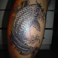 Tatuaje negro de una carpa koi
