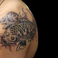 tatuaggio particolare koi pesce nero sulla spalla