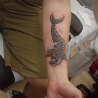 Schwarzer Koi-Karpfen Tattoo am Arm
