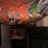 Tatuaje de carpa koi color naranja