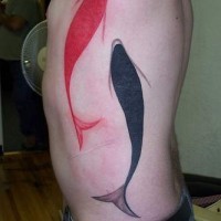 Tatuaje minimalistico de carpa negra y roja