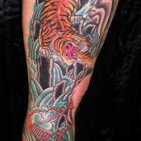 Koi-Fisch und asiatischer Tiger Tattoo in der Farbe