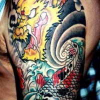 Gefleckter Koi und asiatischer Drache farbiges Tattoo