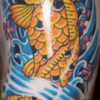 Le tatouage de carpe koï jaune avec la cerise en floraison