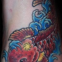 Tatuaje en pierna de carpa koi en el mar