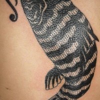 Le tatouage artistique de carpe koï en couleurs noir et blanc